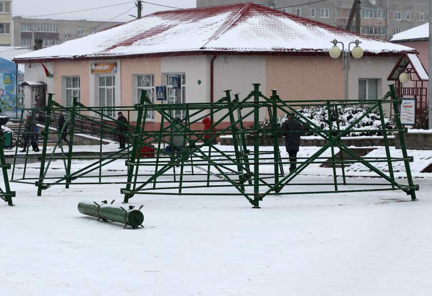 У Дзятлаве пачалі ўстаноўку навагодняй ёлкі (фотафакт)