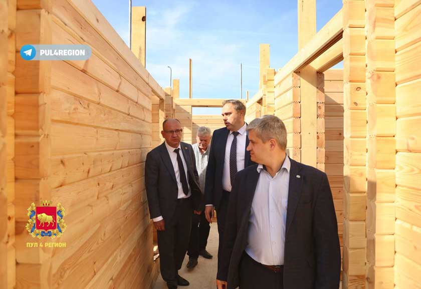 Уютный деревянный дом по доступной цене! Губернатор Гродненской области Владимир Караник изучил, как под Гродно возводят необычное жилье