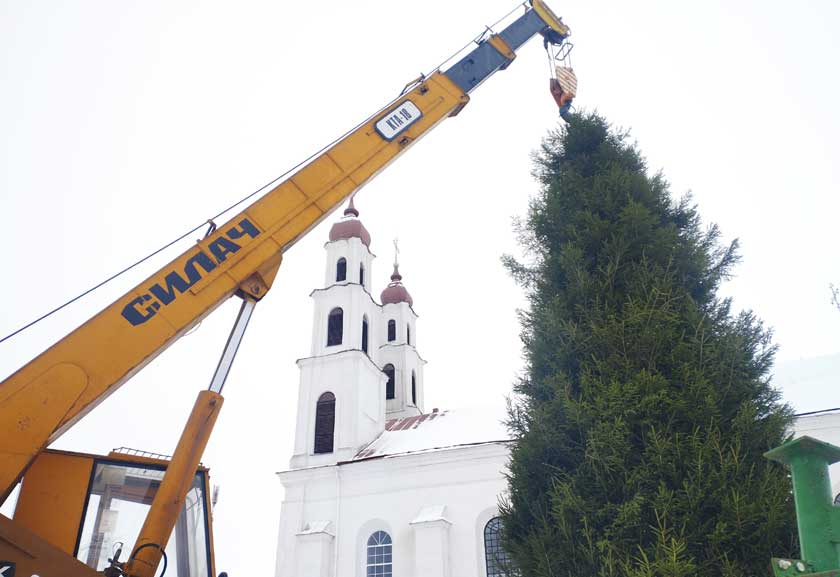 Дзятлаўшчына рыхтуецца да Новага года. Устаноўка ёлкі на цэнтральнай плошчы (фотафакт)