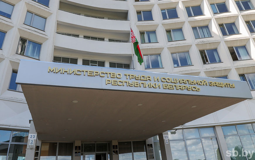 В Минтруда перечислили документы, необходимые для приема подростков на работу в период каникул