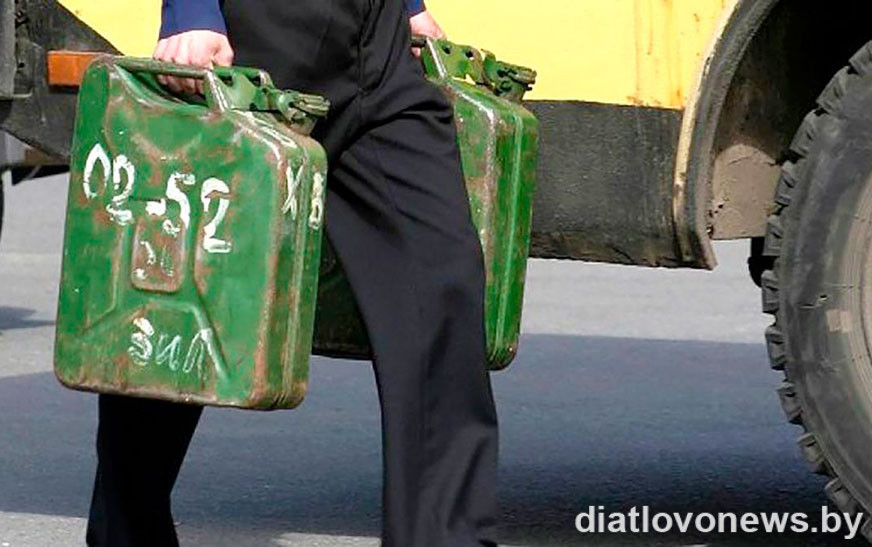 В Волковысском районе тракторист за два месяца присвоил почти 500 л топлива