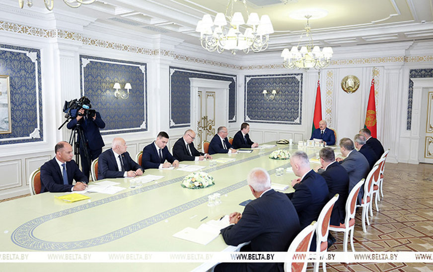 Должная отдача, ускорение и взгляд за горизонт. Чего Александр Лукашенко требует от ученых и Академии наук