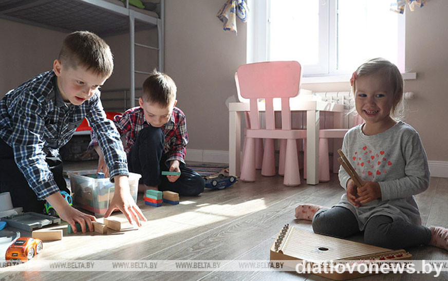 Матпомощь на подготовку детей к школе уже получили около 94% многодетных семей