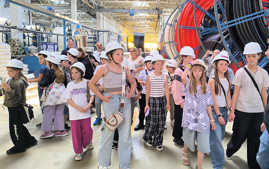 Экскурсія для дзетак з Луганска на дзятлаўскія прадпрыемствы