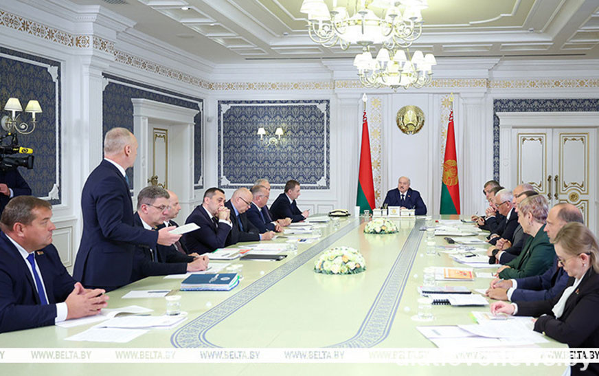 Александр Лукашенко требует выстроить эффективную систему торгового обслуживания, прежде всего на селе