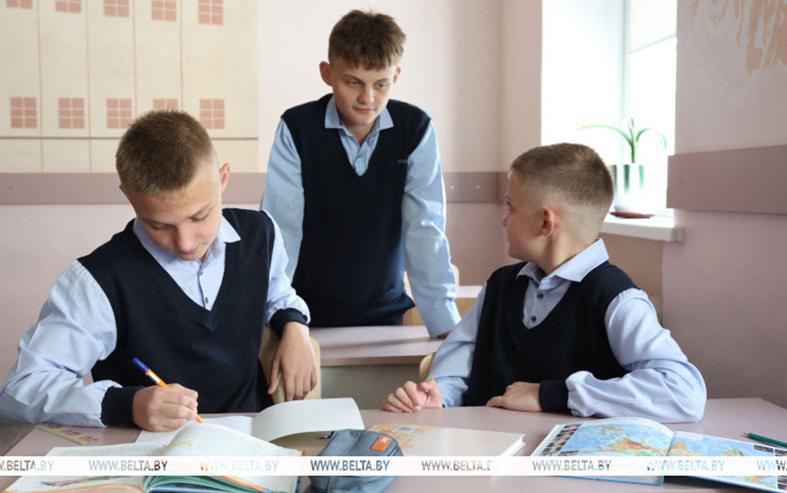 Александр Лукашенко в День знаний пожелал, чтобы новый учебный год стал продуктивным и увлекательным