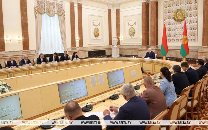 О смыслах Дня народного единства. Александр Лукашенко проводит большую встречу с идеологическим активом и экспертами