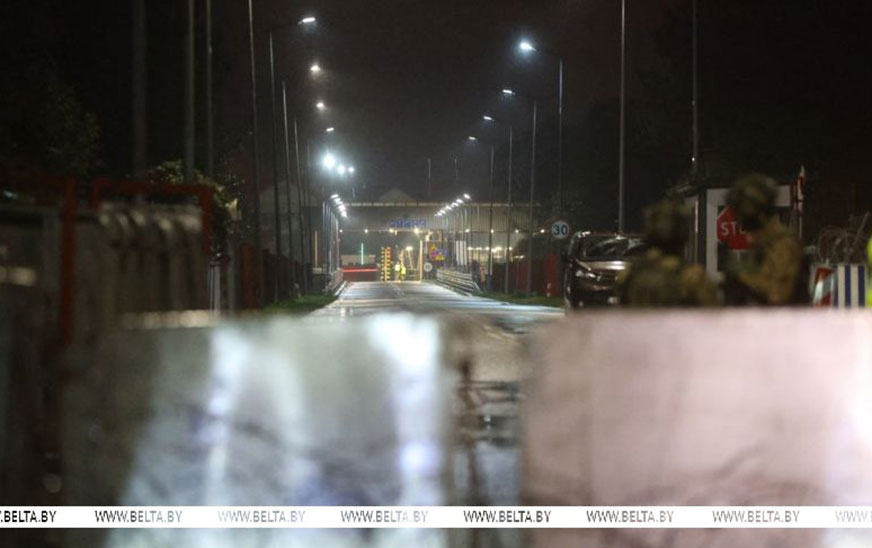 “Проверили паспорта и не пустили”. Что рассказали пассажиры автобуса, не успевшего въехать в Польшу