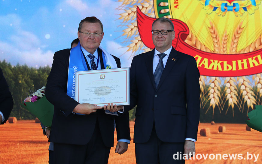 Старшыня Дзятлаўскага раённага выканаўчага камітэта Андрэй Садоўскі на абласных “Дажынках” у Ваўкавыску ўзнагароджаны Ганаровай граматай Адміністрацыі Прэзідэнта Рэспублікі Беларусь