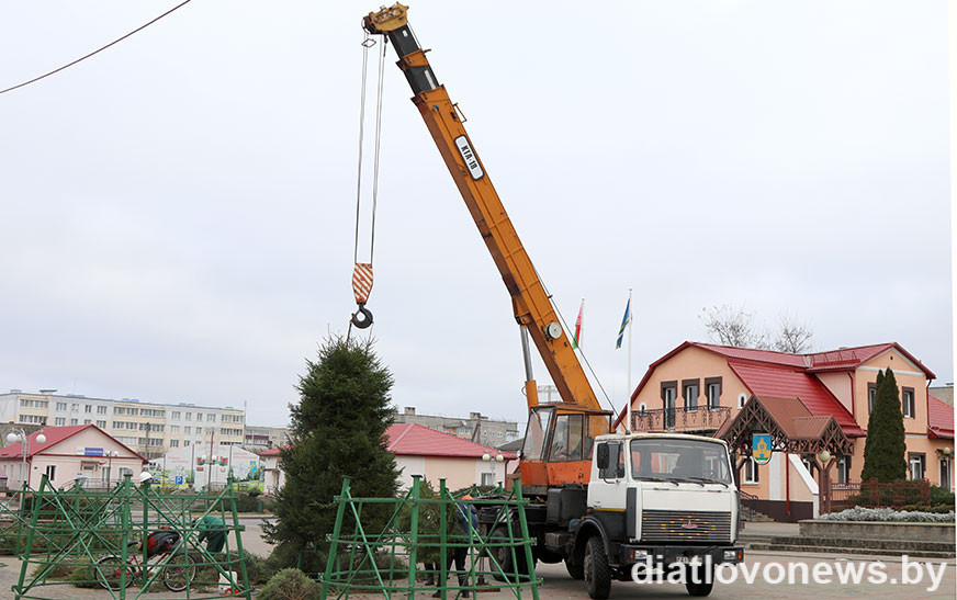 В Дятлово начали установку главной ёлки района (фотофакт)