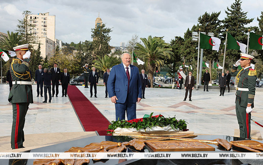 Александр Лукашенко в Алжире возложил венок в мемориальном комплексе “Памятник славы и мученичества”