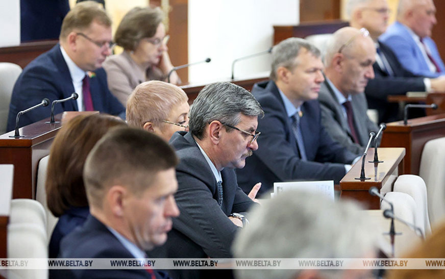 Какие ограничения на выплату пенсии за выслугу лет отменят для работающих госслужащих?