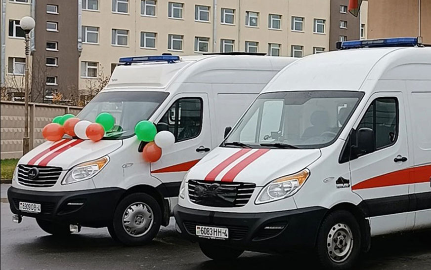 Медучреждения Гродненской области получили семь мобильных ФАПов и двенадцать машин скорой помощи