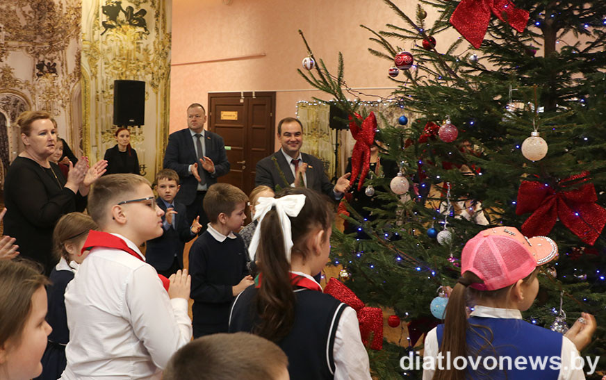 Акцыя “Нашы дзеці”. У Дзятлаве знайшлі формулу навагодняга настрою