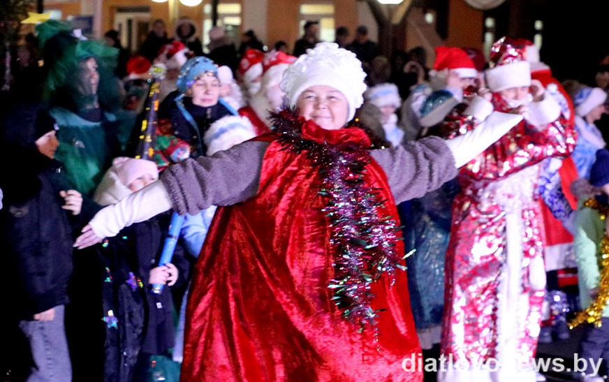 Ёлачка, зіхаці – Новы год нам прынясі!