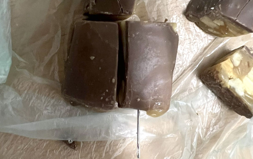 ГрадусПлюс. Иголку в конфете едва не проглотила 10-летняя дятловчанка