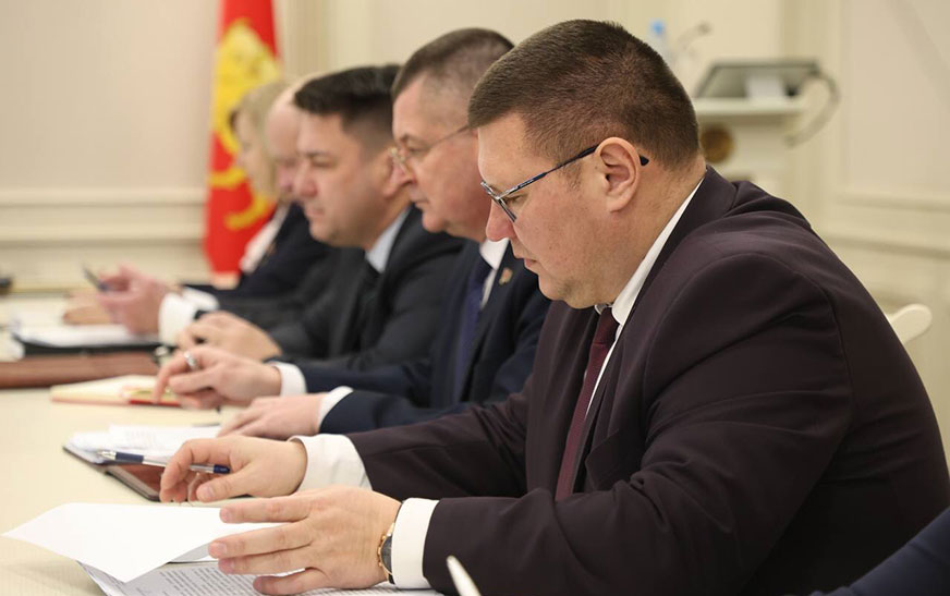 Актуальны каментарый. Максімальна проста, з выкарыстаннем сучасных формаў