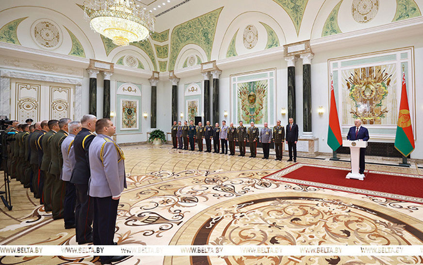 Праздник тех, кто является оплотом мира и стабильности. Александр Лукашенко про День защитников Отечества и ВС