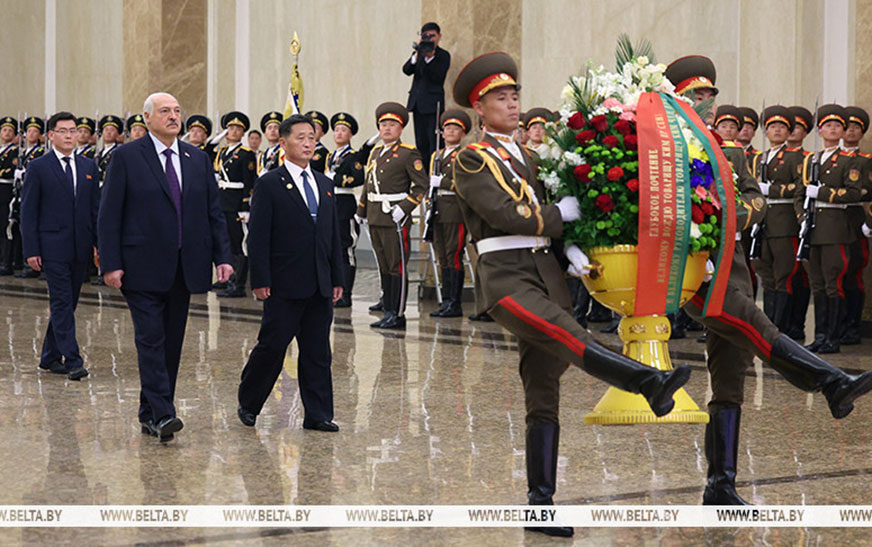 Александр Лукашенко по прибытии в Пхеньян посетил Кымсусанский дворец Солнца и почтил память корейских вождей