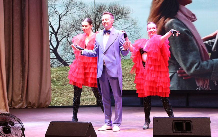 Кветкі і песні вам, дарагія жанчыны!