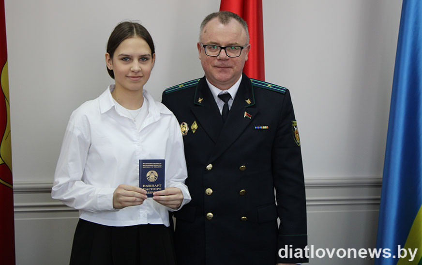 Маладым дзятлаўчанам уручылі пашпарты