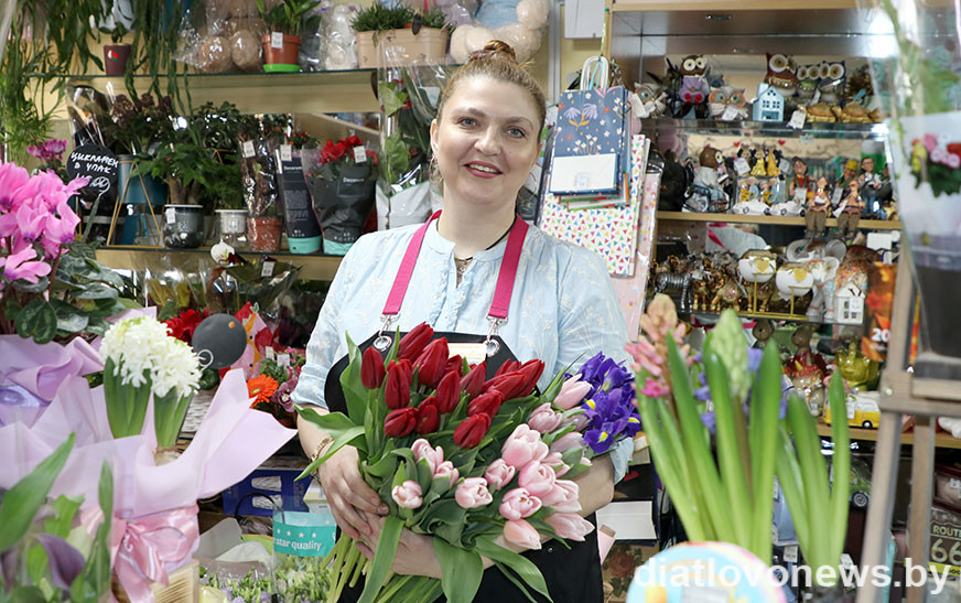 Дарыце жанчынам кветкі!