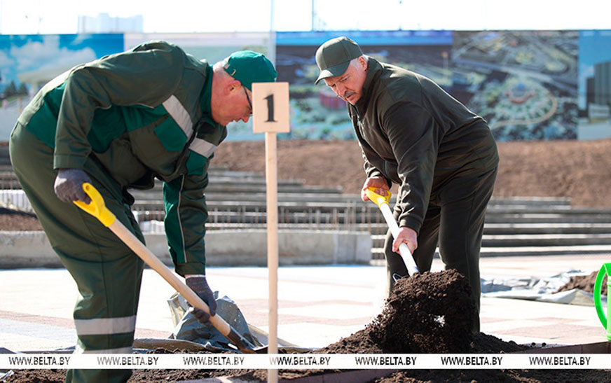 Александр Лукашенко на субботнике работал на площадке Национального исторического музея 