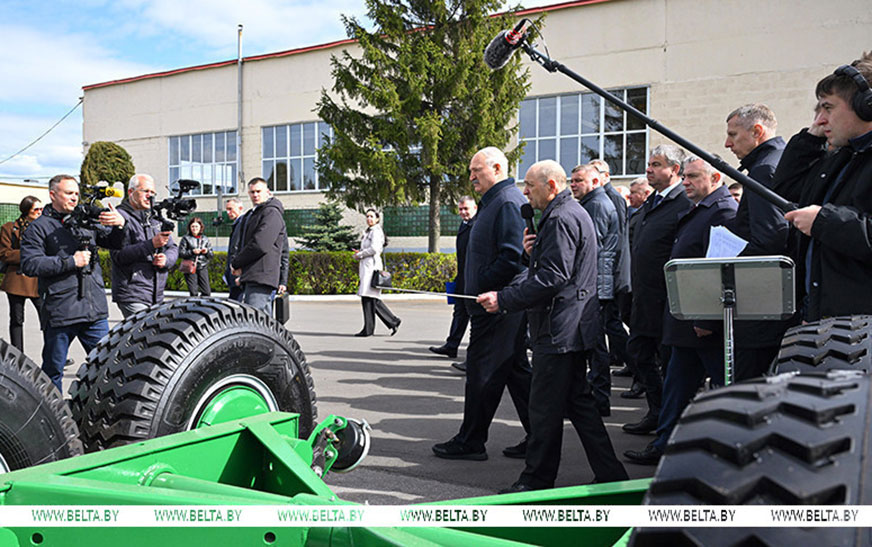 Большая командировка на юг страны и аэродром спецназначения. Итоги недели Президента