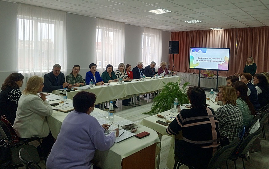 Актуальные вопросы школьного питания. В Дятлово прошёл районный семинар руководителей учреждений образования