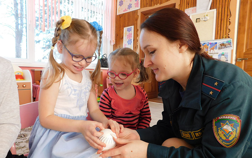 Безопасное детство: дятловские спасатели учат малышей правилам пожарной безопасности