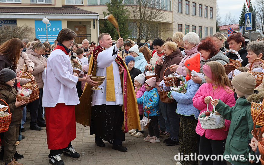 Каталіцкія вернікі Дзятлаўшчыны асвяцілі велікодныя стравы 