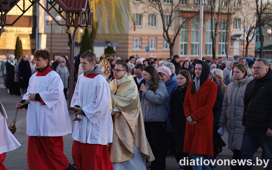 Сустрэлі Уваскрэсенне Езуса Хрыста. Ранішняе шэсце вакол касцёла