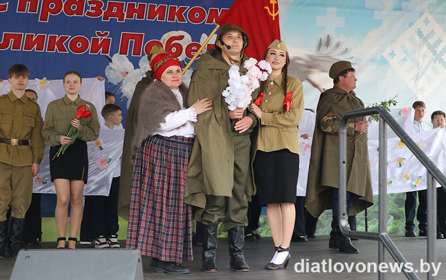 Жыве Перамога ў пакаленнях. Тэатралізаваная канцэртная праграма на плошчы 17 Верасня ў Дзятлаве (фотафакт)