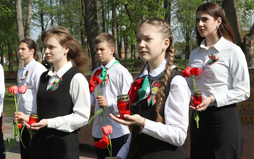 З часцінкай Вечнага агню і ўдзячнасцю за мір