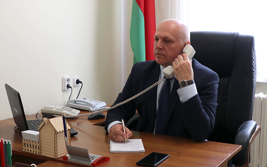 Дэпутацкія клопаты. Андрэй Жамойда правёў прыём грамадзян і прамую лінію