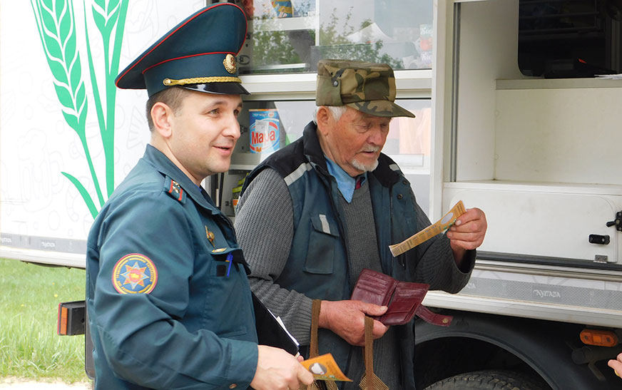 Автолавка безопасности: дятловские спасатели напоминают сельчанам о том, как предотвратить ЧП