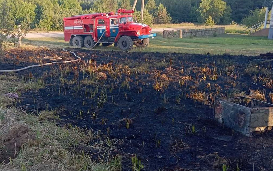 Загорание сухой травы в Белогурно