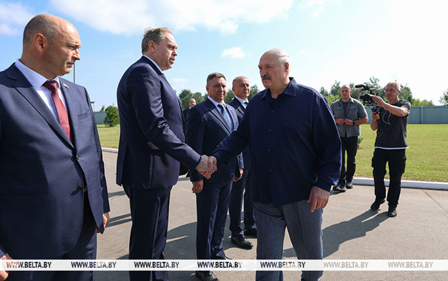 В графике Президента — тема животноводства. Александр Лукашенко посещает хозяйство, где разводят красную породу коров