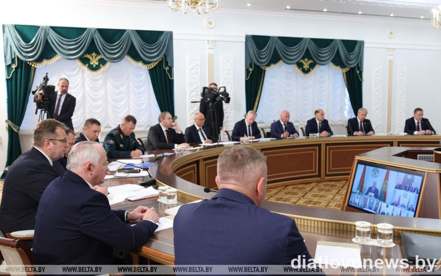 Лукашенко — руководителям хозяйств: управлять уборочной нужно в поле, а не из окна кабинета