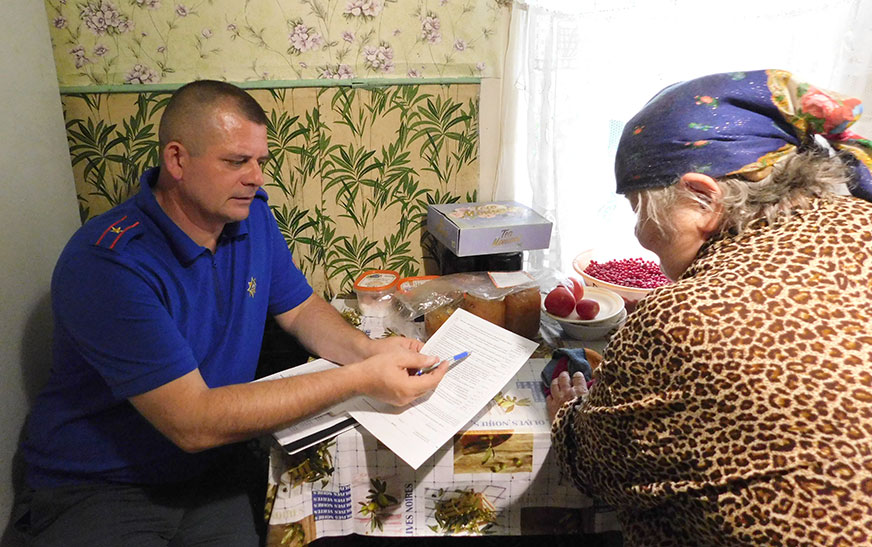 В центре внимания — каждый дом: спасатели проводят профилактическую работу в жилом секторе