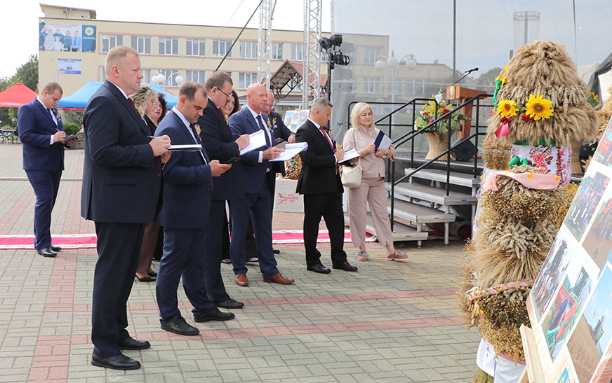 У каго лепшыя дажыначны сноп і каравай?