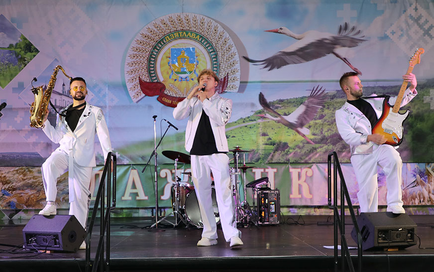 На сцэне – кавер-група “Азарт”!