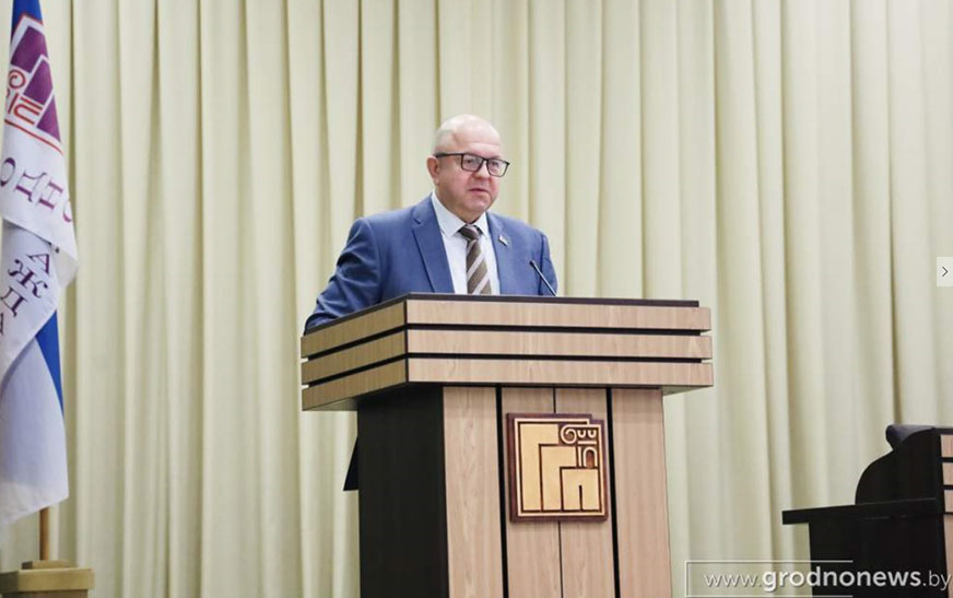Неудобные вопросы, книги в подарок и разговор без купюр. В Гродно прошла встреча с министром информации Дмитрием Жуком