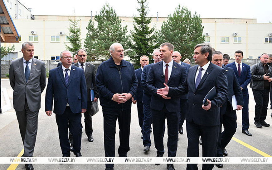Александр Лукашенко посетил производство лесозаготовительной техники в Логойском районе