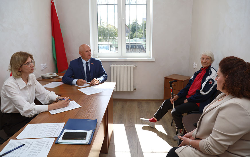 Дэпутацкія клопаты. Андрэй Жамойда правёў прыём грамадзян у Дзятлаве