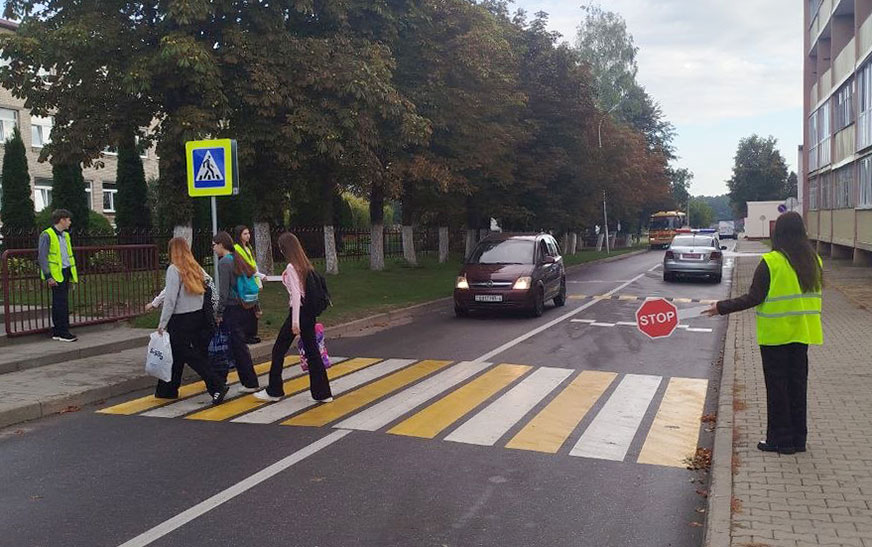 Стоп: дзеці пераходзяць дарогу