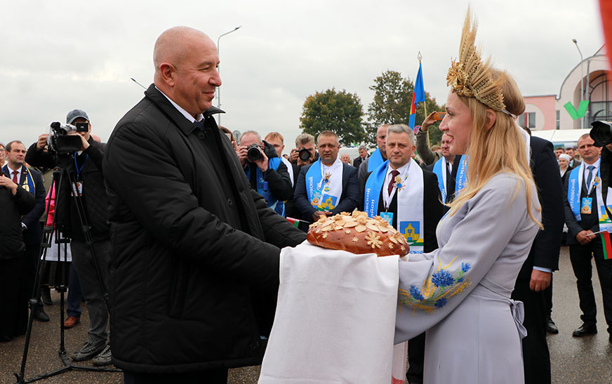 Почетные гости областного фестиваля «Дажынкі — 2026” познакомились с подворьем Дятловского района