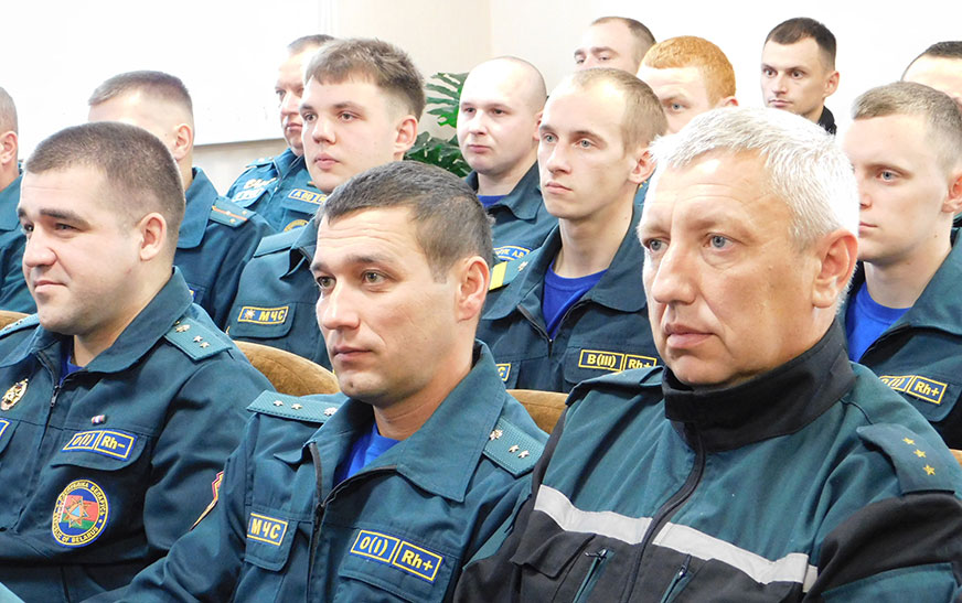 Руслан Крукович встретился с личным составом Дятловского районного отдела МЧС
